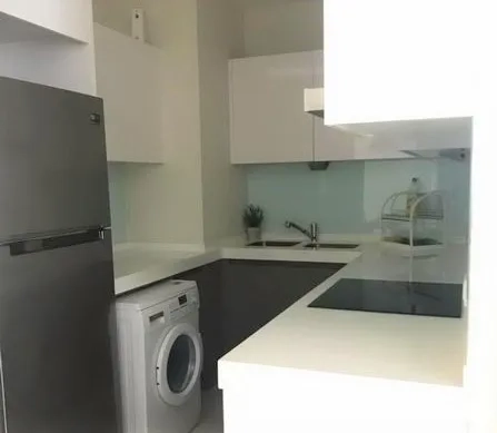 คอนโด ให้เช่าในPathum Wan, Bangkok - ครัวรูปตัว U กะทัดรัด ตู้บิลท์อินสีขาว เตาไฟฟ้า ตู้เย็น และเครื่องซักผ้า