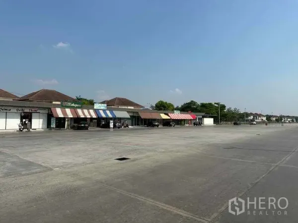 พื้นที่ขายปลีก ให้เช่าในPathum Thani - แถวอาคารพาณิชย์ชั้นเดียวพร้อมกันสาดสีสัน หันหน้าสู่ลานจอดรถขนาดใหญ่