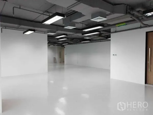 สำนักงาน ให้เช่า - สำนักงานแปลนโล่ง โทนขาว เพดานเปลือยพร้อมไฟ LED ในย่านดินแดง.