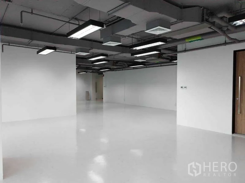 สำนักงาน ให้เช่า - สำนักงานแปลนโล่ง โทนขาว เพดานเปลือยพร้อมไฟ LED ในย่านดินแดง.