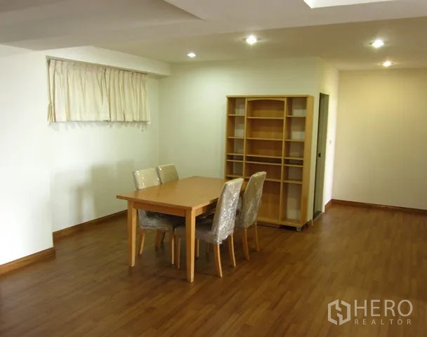 คอนโด ให้เช่าหรือขายในWatthana, Bangkok - พื้นที่รับประทานอาหาร พื้นไม้ โต๊ะสี่ที่นั่ง และชั้นวางของบิลท์อิน
