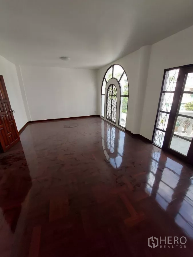 สำนักงานที่บ้าน ให้เช่าในYan Nawa, Bangkok - พื้นที่นั่งทำงานกว้าง พร้อมหน้าต่างโค้งเปิดสู่ระเบียง