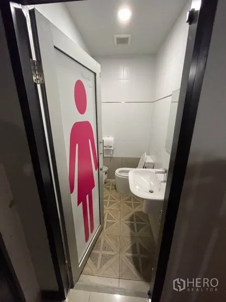 Office Space for rent in Khlong Toei, Bangkok - Clean tiled washroom with toilet, sink and mirror.