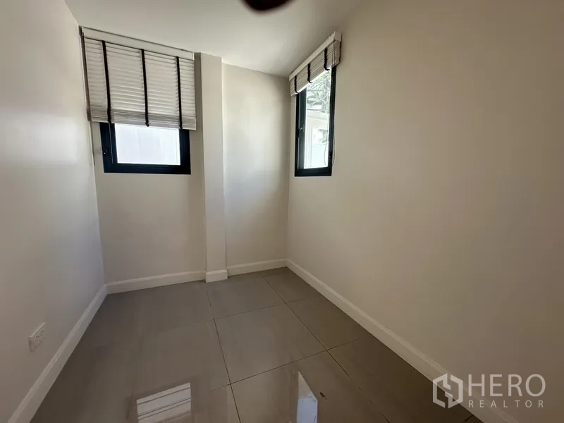 ทาวน์เฮาส์ ให้เช่าในWatthana, Bangkok - ห้องอเนกประสงค์ขนาดกะทัดรัด มีหน้าต่างสองด้าน พื้นกระเบื้องเงา