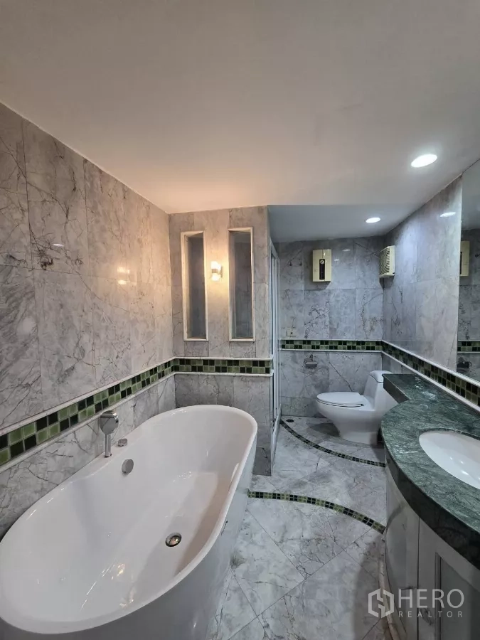 公寓 出租在Pathum Wan, Bangkok - 豪华卫浴，独立浸泡浴缸、绿色马赛克与大理石墙面