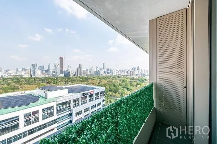 คอนโด ให้เช่าในBang Rak, Bangkok - ระเบียงชมวิวเมืองและสวนลุมพินีใจกลางกรุงเทพฯ
