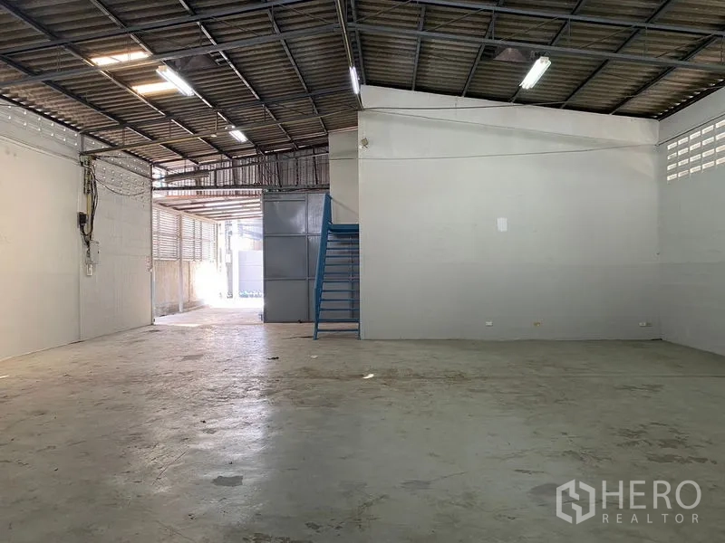 Warehouse for rent in Chatuchak, Bangkok - Open floor space looking toward the front gate and canopy area.