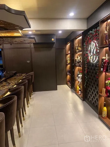 อาคารพาณิชย์ ให้เช่า - โถงทางเดินชั้นวางโชว์ไม้ติดไฟ แสดงขวดและของตกแต่ง