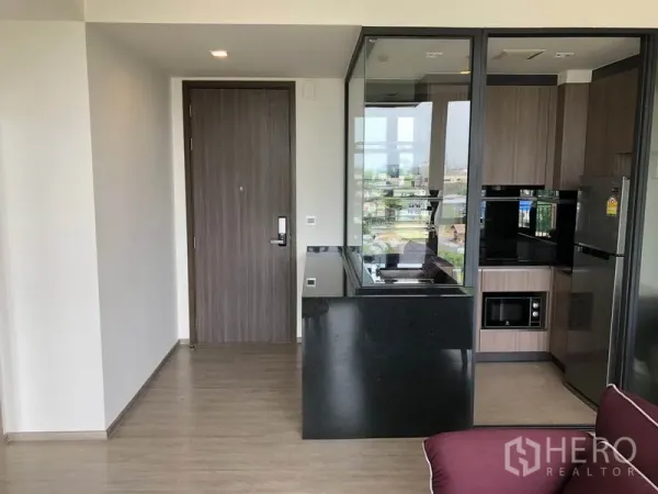 คอนโด ให้เช่าในWatthana, Bangkok - โถงทางเข้าพร้อมครัวปิดกระจก เคาน์เตอร์หินสีดำ ตู้ไม้บิวท์อิน และเครื่องใช้ไฟฟ้า