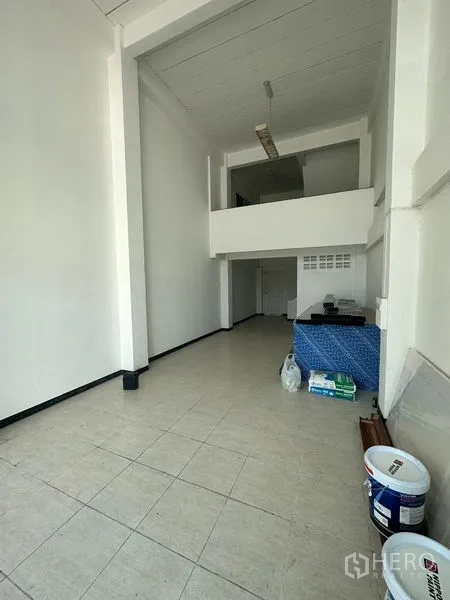 带办公室的家 出租在Phra Khanong, Bangkok - 一层挑高空间带夹层，瓷砖地面，适合作为接待区或展示间。