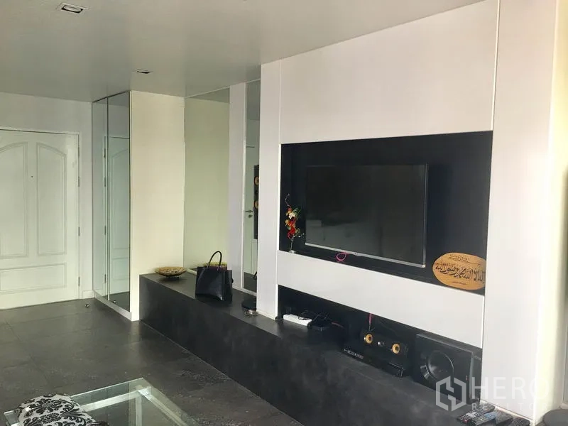 คอนโด ให้เช่าในWatthana, Bangkok - ผนังสื่อบันเทิงติดทีวีจอแบนพร้อมชั้นวางในคอนโด