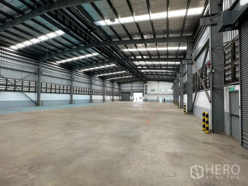 โรงงาน ให้เช่าในMueang Samut Prakan, Samut Prakan - พื้นที่โกดังโล่งไร้เสา ผนังมีช่องระบายอากาศและเสาป้องกันการชน