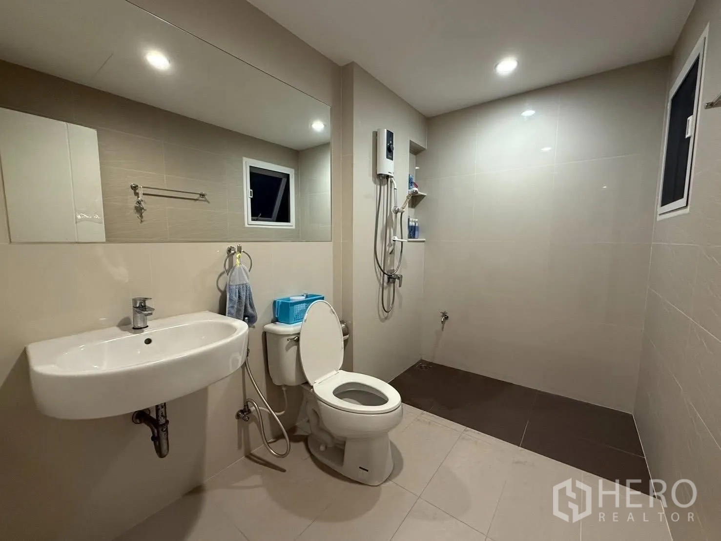Detached House for rent in Bang Na, Bangkok - Clean bathroom with walk-in shower, water heater, toilet and large mirror.