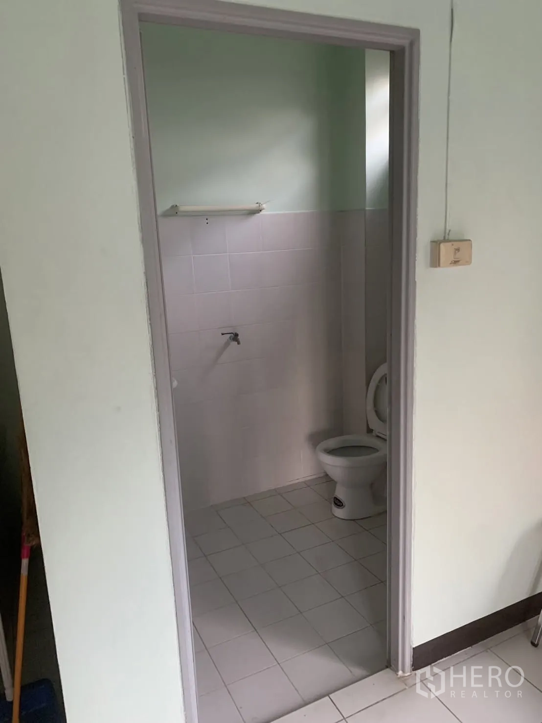 โกดัง for rent in Bang Phli, Samut Prakan - ห้องน้ำขนาดกะทัดรัดพร้อมชักโครกและผนังกระเบื้อง