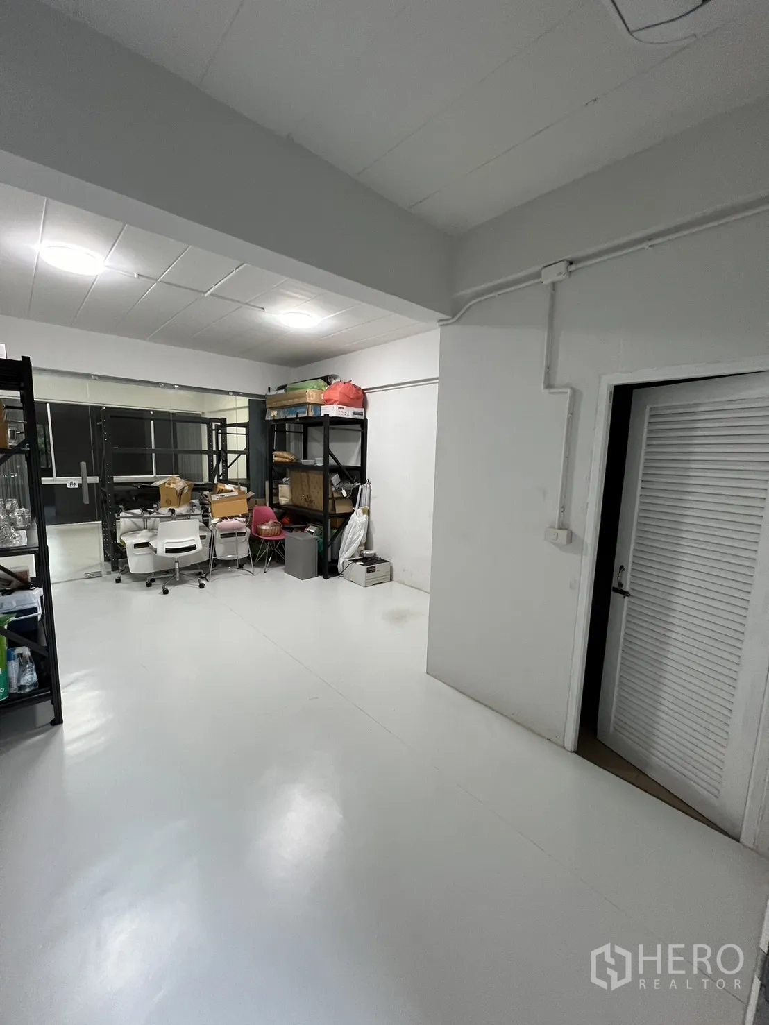 อาคารพาณิชย์ ให้เช่าหรือขายในWatthana, Bangkok - ห้องอเนกประสงค์/เก็บของ ชั้นเหล็กและพื้นสีขาว