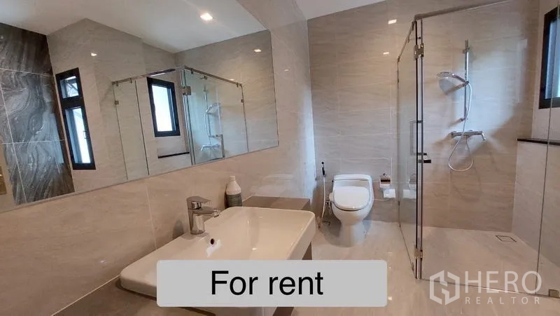 独立式住宅 出租 - 明亮卫浴，玻璃淋浴间与大镜面，现代洁具。