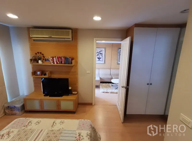 公寓 出售在Sathon, Bangkok - 主卧配内置衣柜、电视柜、置物架与空调