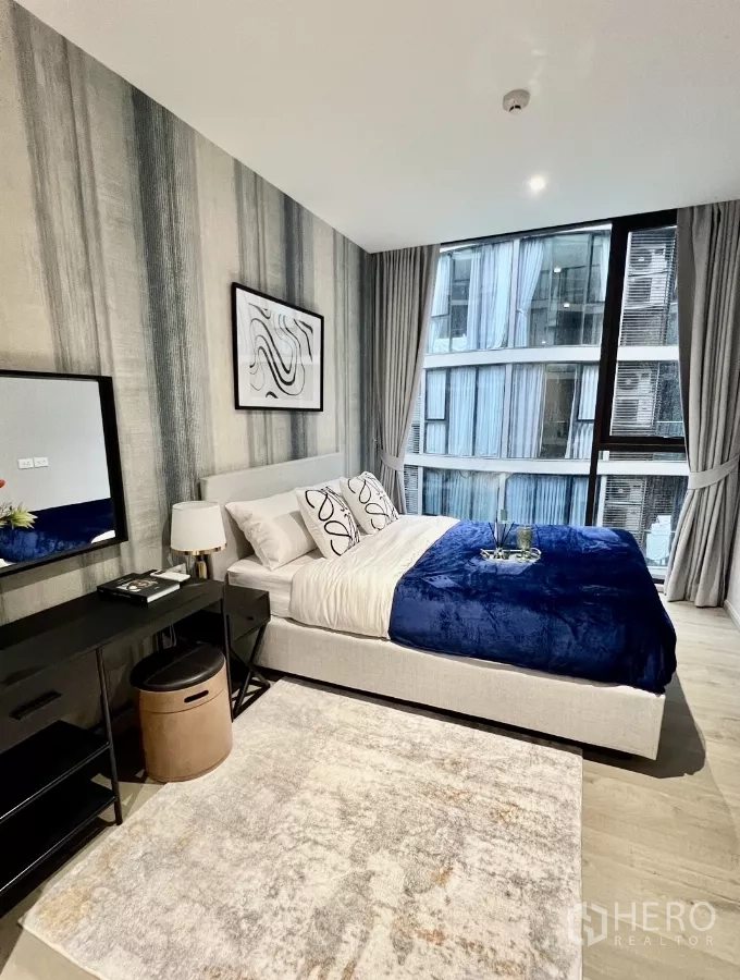 คอนโด ให้เช่าในKhlong Toei, Bangkok - ห้องนอนกว้างพร้อมพรมและหน้าต่างสูง