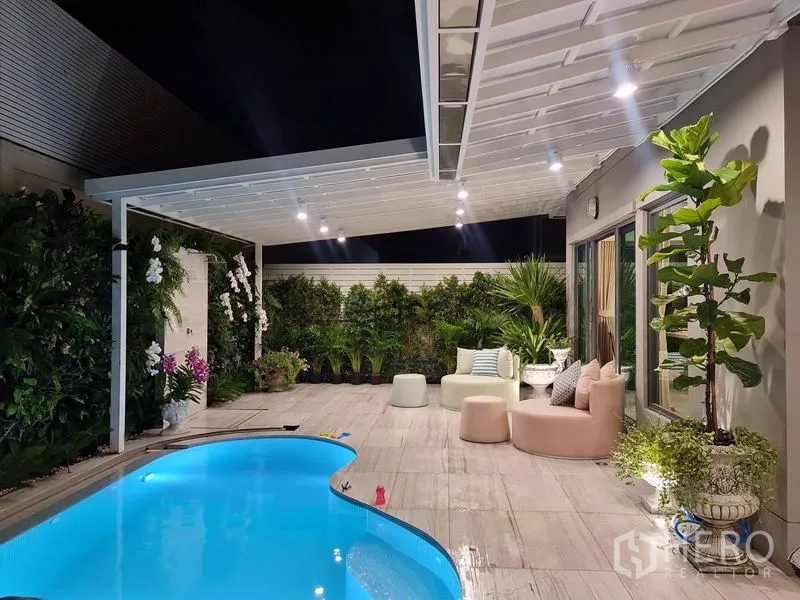 บ้าน ให้เช่าในPrawet, Bangkok - วิวกลางคืนของเฉลียงมีหลังคา ไฟดาวน์ไลท์ สวน และสระน้ำสว่าง