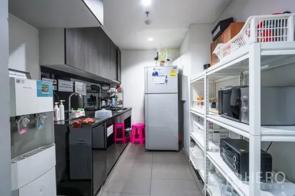 办公空间 出租 - 员工茶水间，配备冰箱、水槽、收纳架与小家电