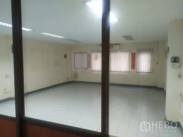 สำนักงานที่บ้าน ให้เช่าในYan Nawa, Bangkok - ห้องออฟฟิศโล่งมองผ่านผนังกระจก มีหน้าต่างและมู่ลี่