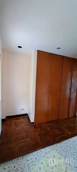 บ้าน ให้เช่าในMin Buri, Bangkok - มุมห้องนอนพร้อมตู้เสื้อไม้บิวท์อินและพื้นปาร์เกต์