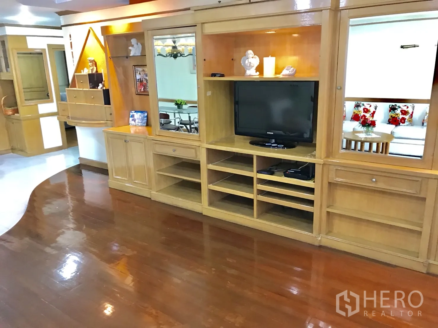 คอนโด ให้เช่าในWatthana, Bangkok - ผนังตู้สื่อมัลติมีเดียเต็มบาน พร้อมทีวีและชั้นโชว์ พื้นไม้ขัดเงา