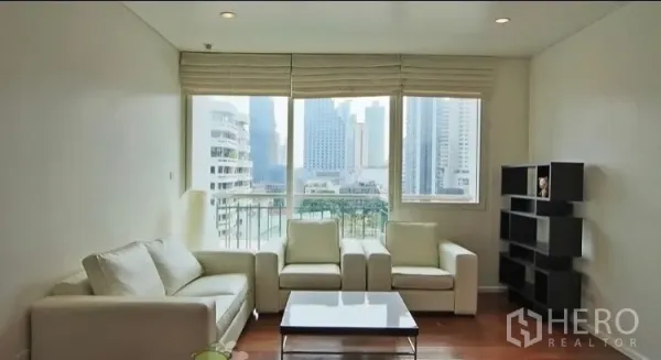 คอนโด ให้เช่าในWatthana, Bangkok - มุมนั่งเล่นติดหน้าต่างบานใหญ่ เห็นสกายไลน์กรุงเทพฯ และชั้นวางของ