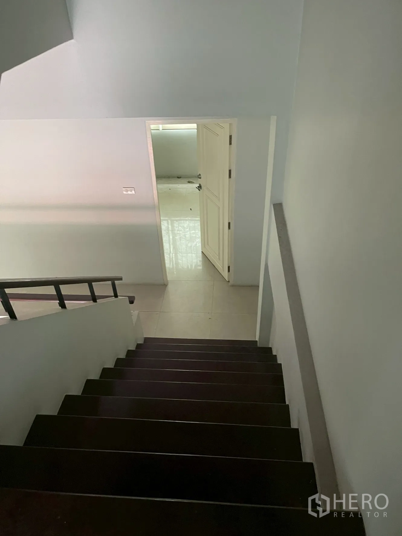 带办公室的家 出租在Wang Thonglang, Bangkok - 楼梯通向敞开房间，瓷砖地面与开着的门