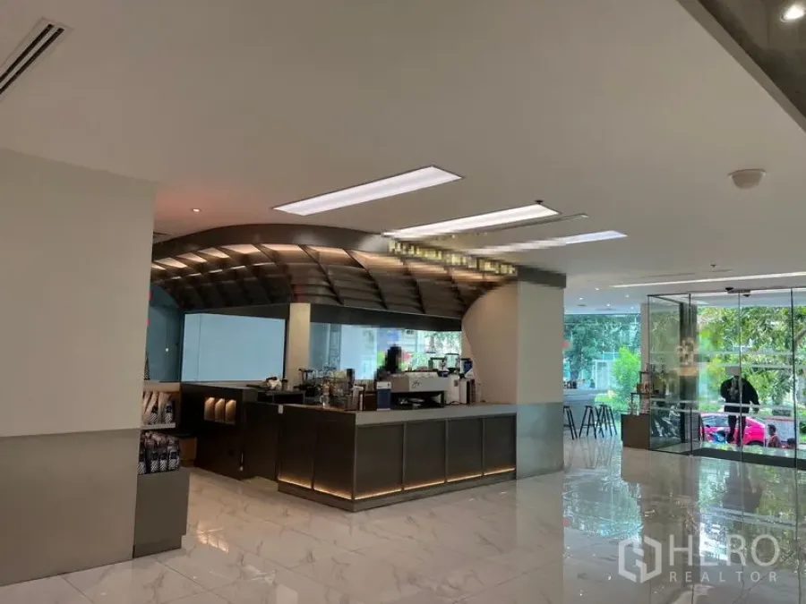 零售空间 出租在Bang Rak, Bangkok - 现代大堂零售吧台，不锈钢柜台、抛光大理石地面与玻璃入口，近BTS苏拉萨克。