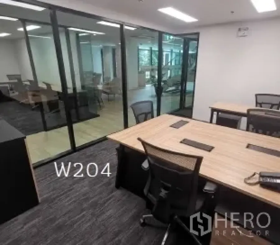 Office Space for rent in Khlong Toei, Bangkok - Compact office with wood desks, mesh chairs, carpet flooring and glass partitions in Khlong Toei, Bangkok.