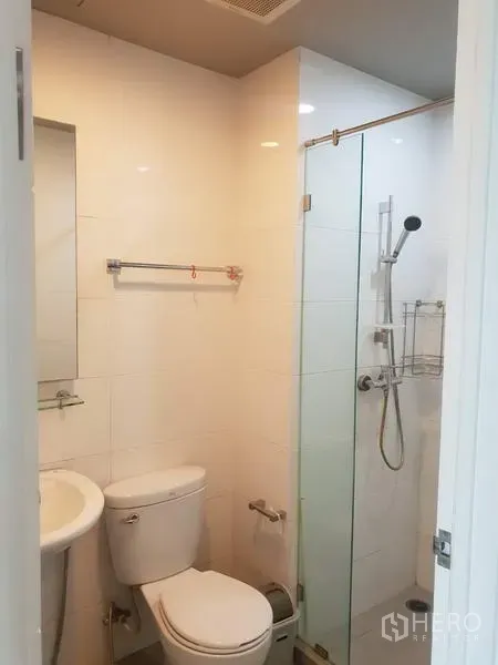 公寓 出租在Watthana, Bangkok - 现代化浴室，玻璃淋浴间、坐便和洗手盆