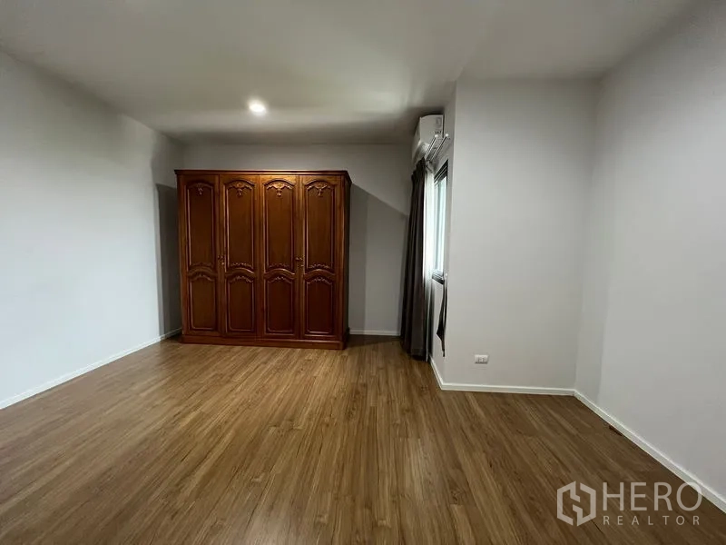 บ้าน ให้เช่าในSaphan Sung, Bangkok - ห้องนอนกว้างพร้อมตู้เสื้อผ้าไม้สไตล์คลาสสิก และพื้นไม้