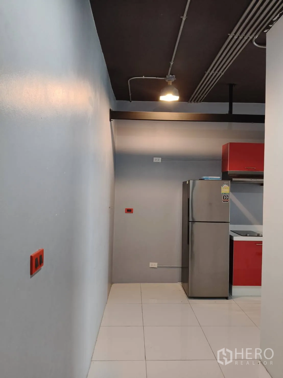 สำนักงาน ให้เช่าในKhlong Toei, Bangkok - โถงแคบสไตล์ลอฟต์ เพดานเดินท่อเปลือย ไฟห้อย และครัวขนาดเล็กพร้อมตู้เย็นสแตนเลส