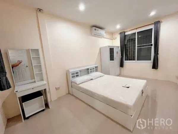 ทาวน์เฮาส์ ให้เช่าในHuai Khwang, Bangkok - ห้องนอนสว่าง เฟอร์นิเจอร์โทนขาว เตียง โต๊ะเครื่องแป้ง ตู้เสื้อผ้า แอร์ และหน้าต่างบานใหญ่