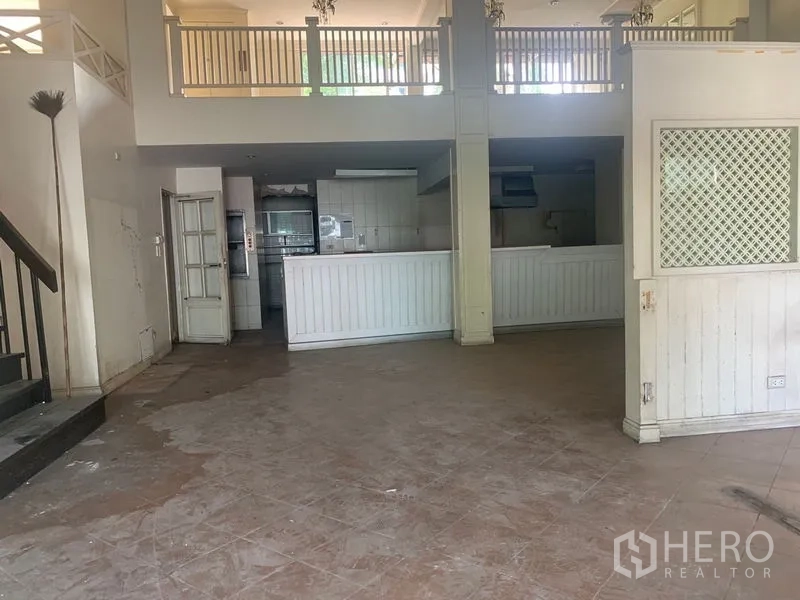 อาคารพาณิชย์ ให้เช่าในWatthana, Bangkok - พื้นที่เปิดโล่ง มีเคาน์เตอร์สีขาวใต้ชั้นลอยและราวกันตก