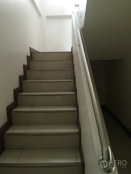 ทาวน์เฮาส์ ให้เช่าในKhlong Toei, Bangkok - บันไดภายในปูกระเบื้องพร้อมราวจับโลหะขึ้นสู่ชั้นบน