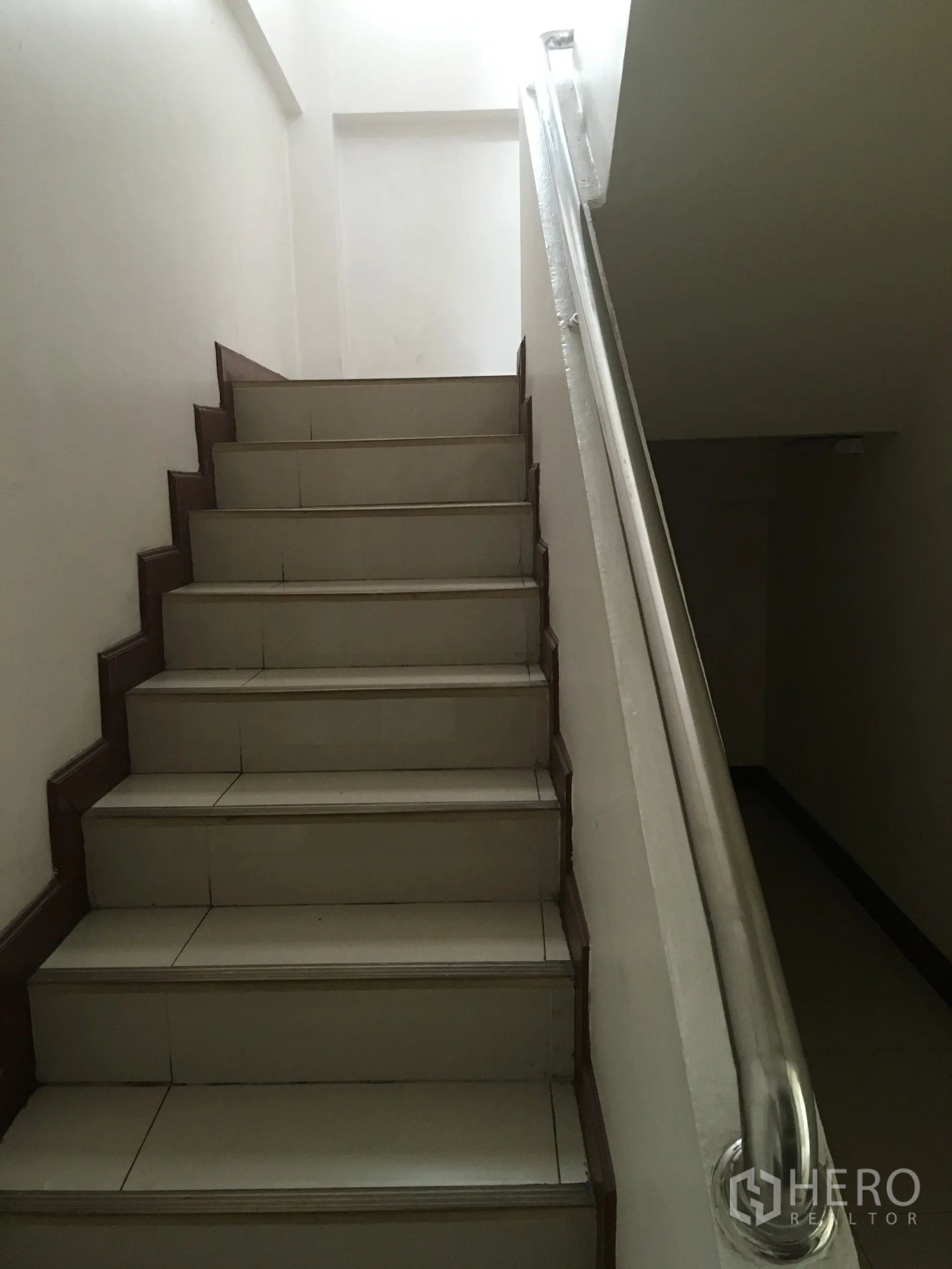 ทาวน์เฮาส์ ให้เช่าในKhlong Toei, Bangkok - บันไดภายในปูกระเบื้องพร้อมราวจับโลหะขึ้นสู่ชั้นบน