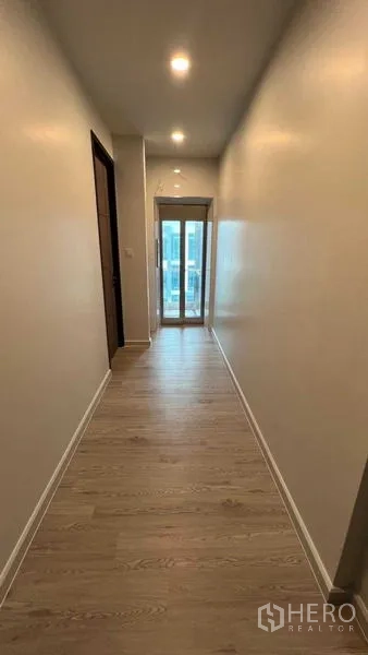 สำนักงานที่บ้าน ให้เช่า - โถงทางเดินพื้นไม้เชื่อมไปยังลิฟต์กระจกและประตูระเบียง