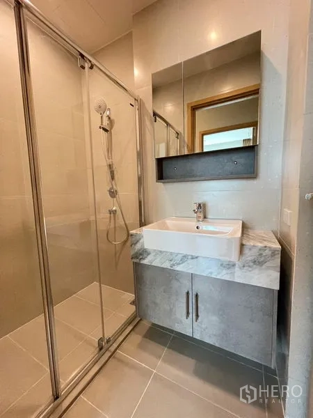 คอนโด ให้เช่าในWatthana, Bangkok - ห้องน้ำสมัยใหม่พร้อมตู้กระจกอาบน้ำและอ่างล้างหน้าท็อปหินอ่อน