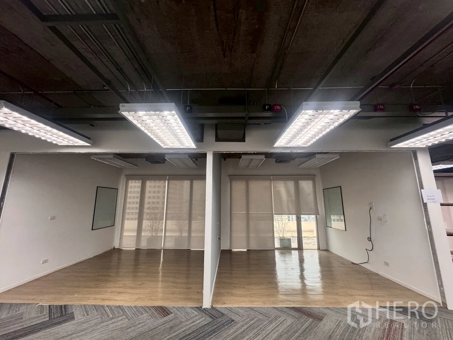 办公室 for rent in Watthana, Bangkok - 两间玻璃隔断房，木地板、卷帘与落地窗。