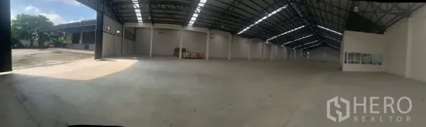 Warehouse for rent in Phra Pradaeng, Samut Prakan - Panoramic view of the 3,000 sqm warehouse showing the large loading entrance connected to the open yard.
