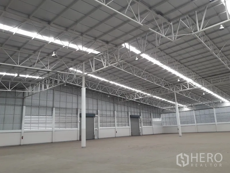 คลังสินค้า ให้เช่าในPlaeng Yao, Chachoengsao - ภายในโกดังเพดานสูง โครงเหล็กแบบเคลียร์สเปซ พร้อมไฟสว่างยาวตลอดแนว