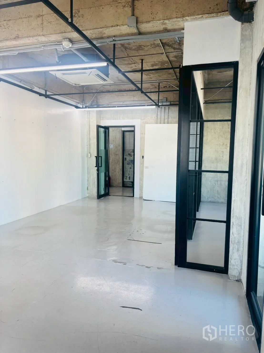 สำนักงาน ให้เช่าในKhlong Toei, Bangkok - พื้นที่ออฟฟิศแบบเปิด ผนังสีขาว แอร์ฝังฝ้า และประตูกระจก
