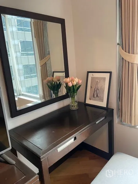 คอนโด ให้เช่าในPathum Wan, Bangkok - มุมโต๊ะเครื่องแป้ง กระจกบานใหญ่ แจกันดอกทิวลิป ข้างหน้าต่าง