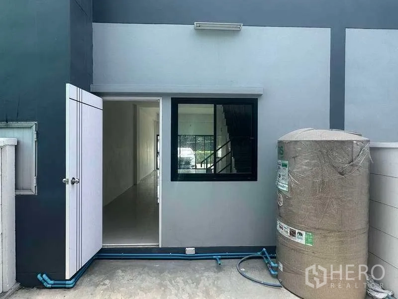 สำนักงานที่บ้าน ขายในBang Yai, Nonthaburi - พื้นที่ซักล้างด้านหลังบ้าน พร้อมประตู หน้าต่าง และถังเก็บน้ำ