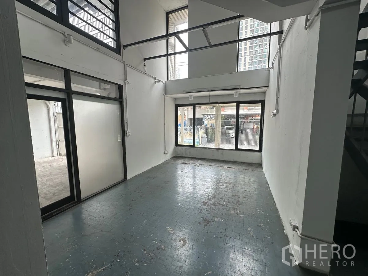 带办公室的家 出租在Chatuchak, Bangkok - 挑高两层的大厅/工作区，落地窗与玻璃门。