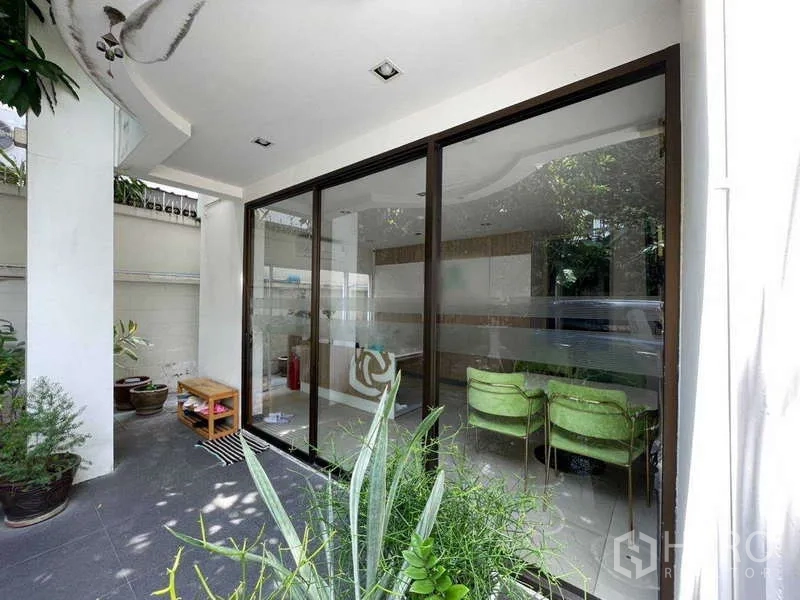 带办公室的家 出租在Watthana, Bangkok - 有顶露台，通高玻璃墙与花园植物