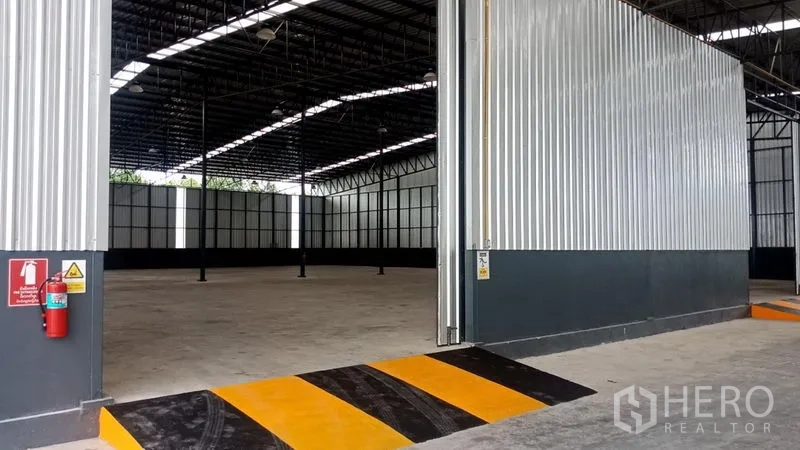 คลังสินค้า ให้เช่าในPluak Daeng, Rayong - ประตูสไลด์ทางเข้าโกดัง พร้อมทางลาดความปลอดภัย