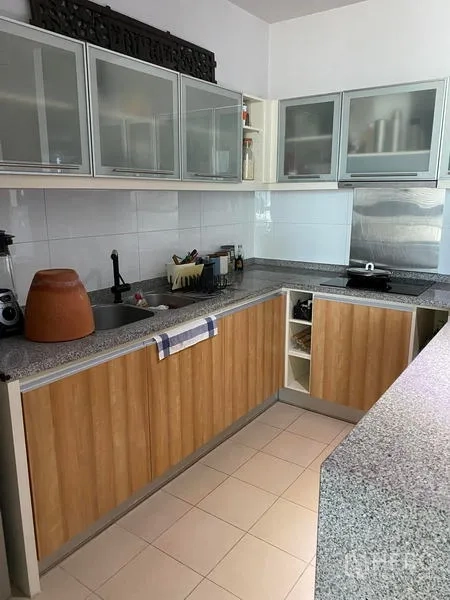 คอนโด ให้เช่าในKhlong Toei, Bangkok - ครัวรูปตัวแอล เคาน์เตอร์หินแกรนิต และตู้กระจกบานเฟรม